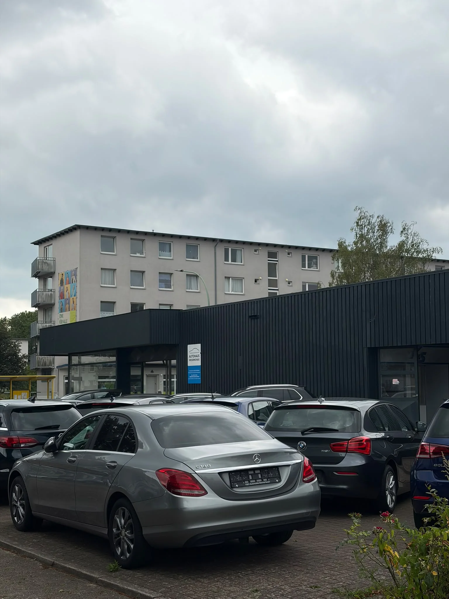 Außenbereich und Fahrzeuge bei K&S Automobile